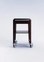 Chariot à alcool en chêne de Bourgogne avec une poignée en acier inoxydable, monté sur quatre roulettes.
