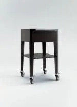 Chariot à champagne en chêne de Bourgogne avec une cuve en résine acrylique, un rack à verres, une étagère inférieure et une poignée en acier inoxydable, monté sur quatre roulettes.
