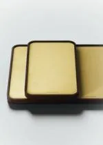 Plateau à couverts en chêne de Bourgogne teinté avec un plateau en feutrine jaune.