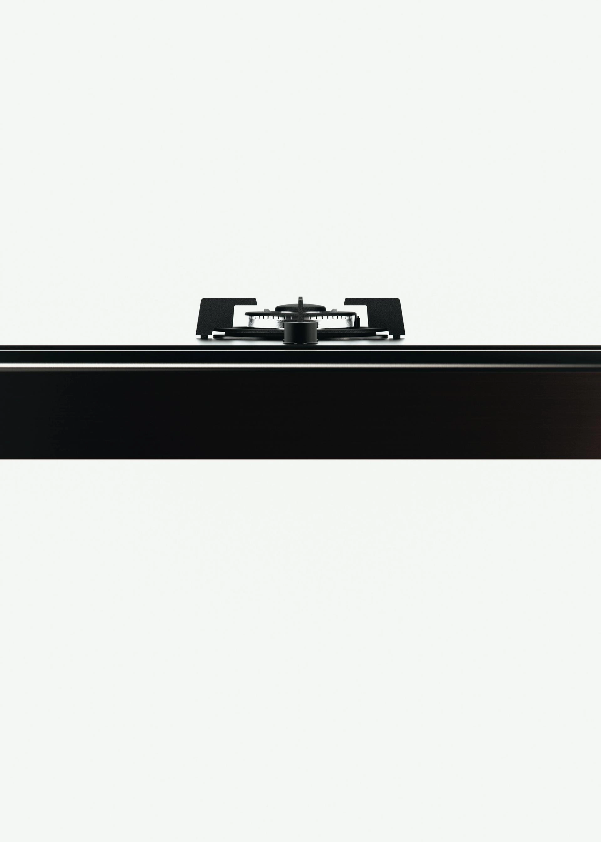 Chariot à flamber en chêne de Bourgogne teinté avec un plateau Dekton, un feu gaz intégré, une étagère inférieure et une poignée en acier inoxydable.