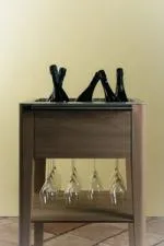 Chariot à champagne en chêne de Bourgogne avec une cuve en résine acrylique, un rack à verres, une étagère inférieure et une poignée en acier inoxydable.