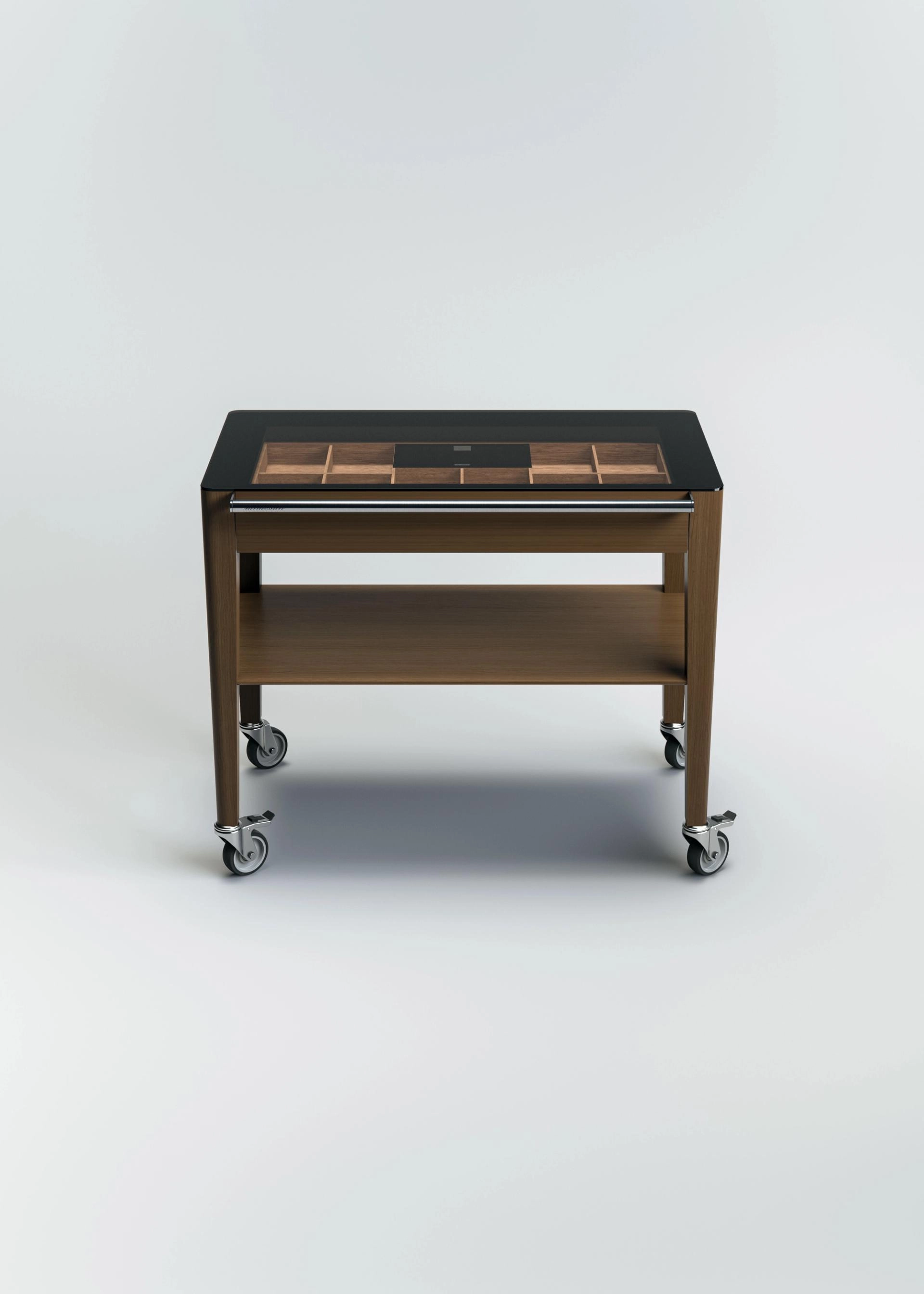 Chariot à cigare en chêne de Bourgogne teinté avec un plateau en verre, un tiroir à cigares, une étagère inférieure et une poignée en acier inoxydable, monté sur quatre roulettes.