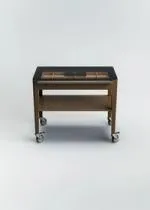Chariot à cigare en chêne de Bourgogne teinté avec un plateau en verre, un tiroir à cigares, une étagère inférieure et une poignée en acier inoxydable, monté sur quatre roulettes.