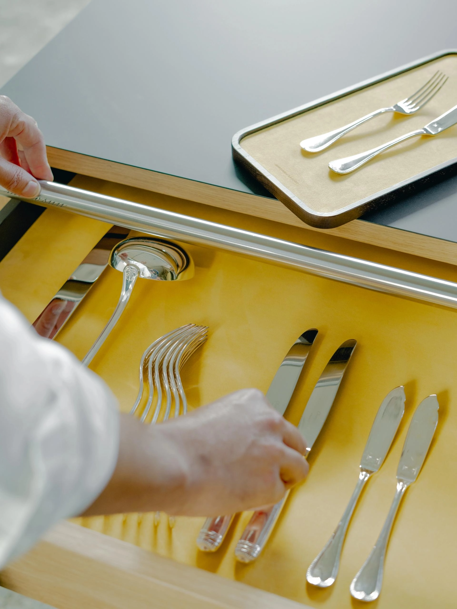 Plateau à couverts en chêne de Bourgogne teinté avec un plateau en feutrine jaune.