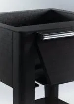 Chariot à champagne en chêne de Bourgogne avec une cuve en résine acrylique, un rack à verres, une étagère inférieure et une poignée en acier inoxydable.
